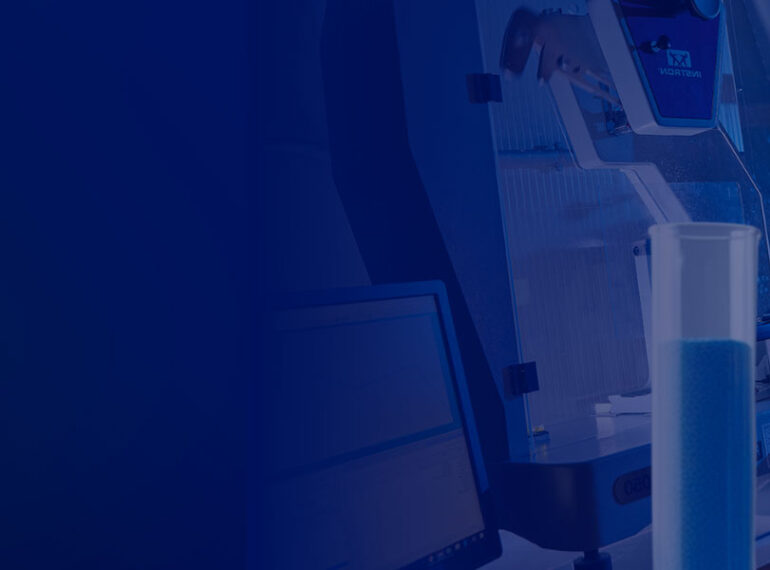 Una tecnica di laboratorio LATI al lavoro in laboratorio