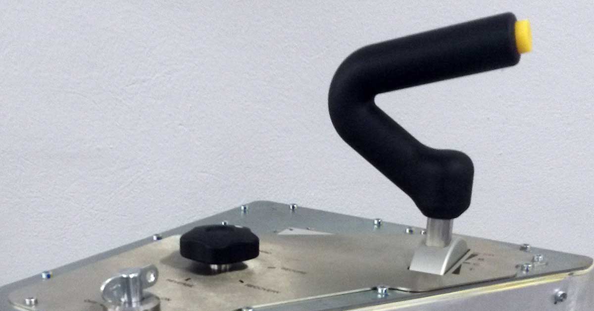 Impugnature di trazione e frenatura realizzate con il compound LATAMID 66 H2 G/50 V0HF1 di LATI, materiale autoestinguente rinforzato con fibra di vetro