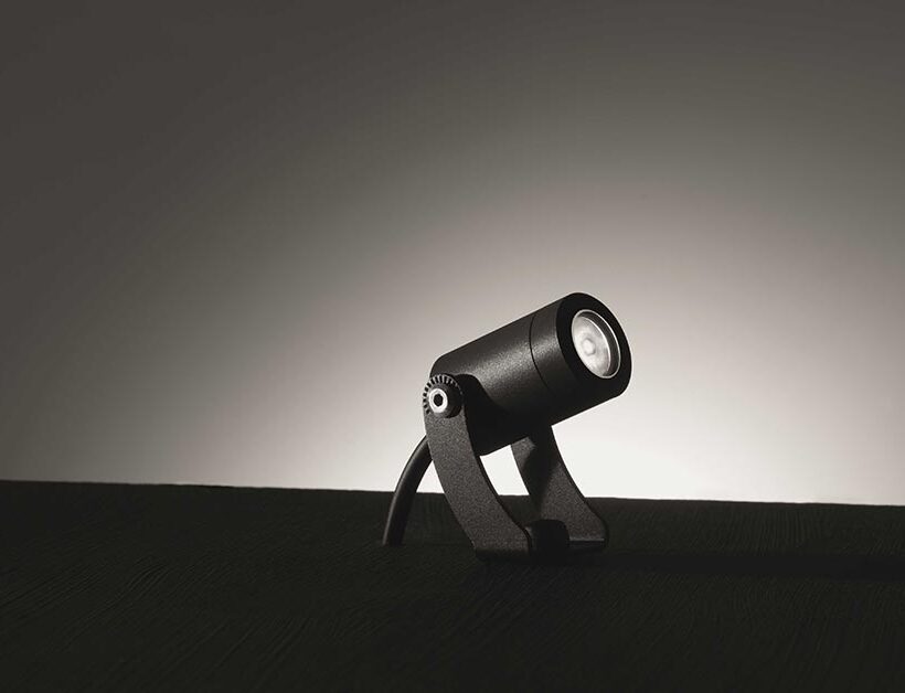 Proiettore Lyras 45 della serie Mira 65 realizzato con compound LATI ad alte prestazioni per garantire resistenza termica e durata in ambienti esterni