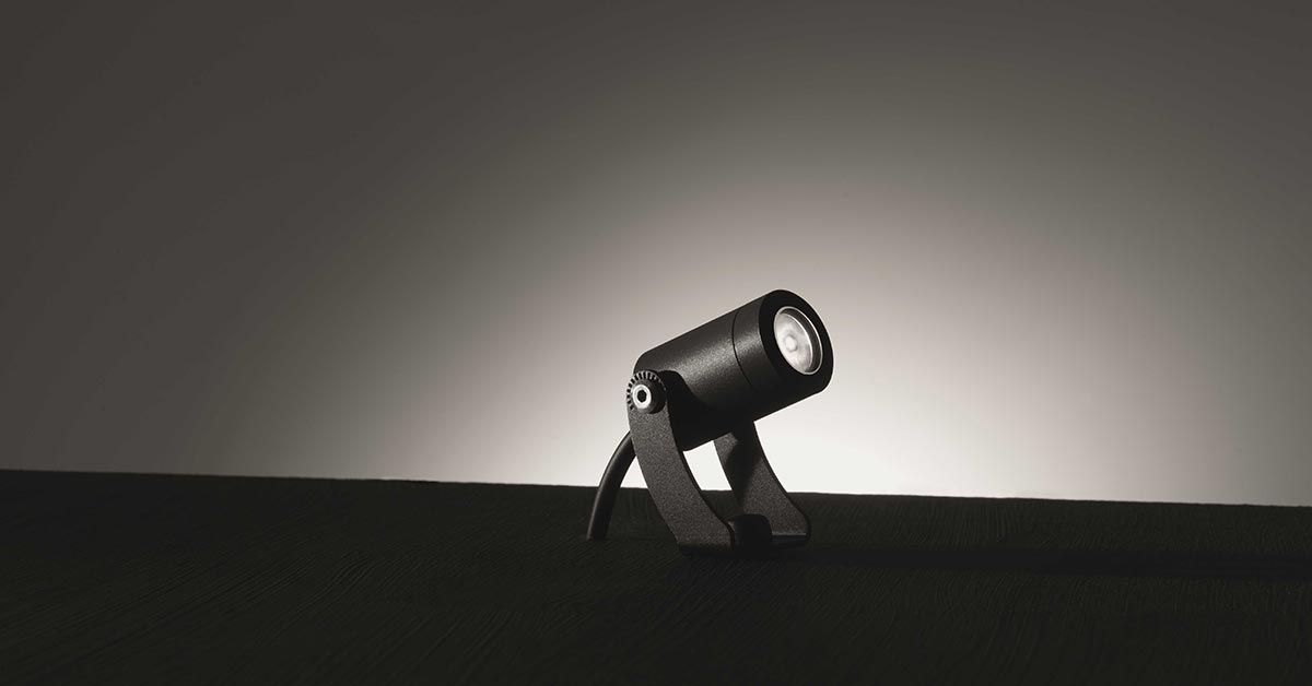 Proiettore Lyras 45 della serie Mira 65 realizzato con compound LATI ad alte prestazioni per garantire resistenza termica e durata in ambienti esterni