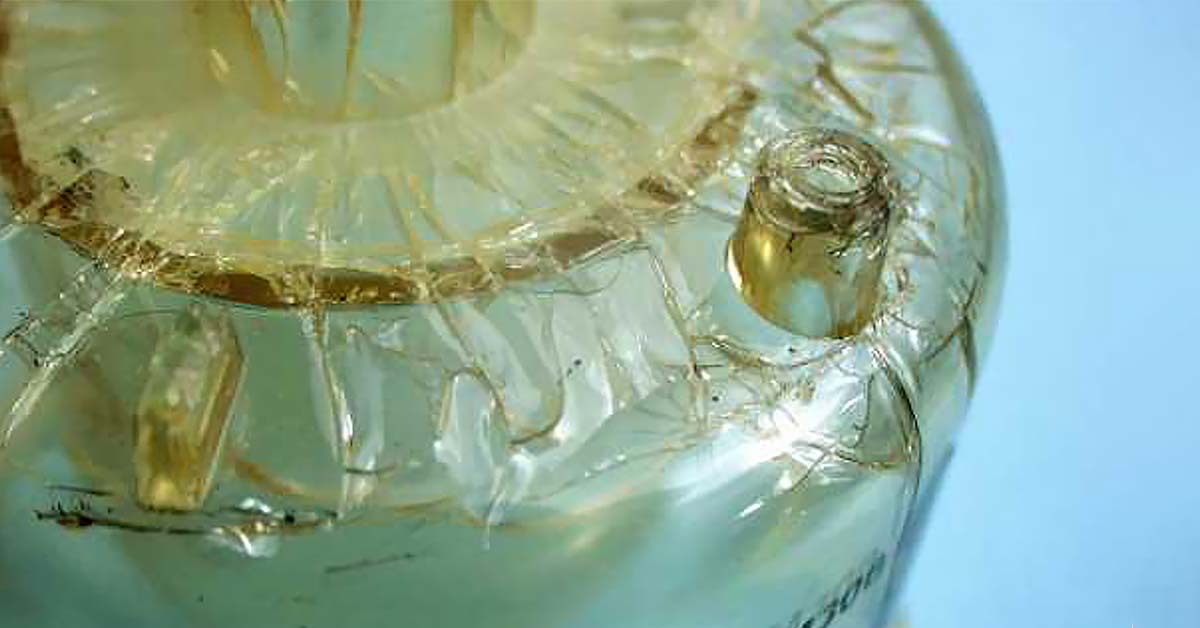 Esempio di stress cracking su materiale plastico e soluzioni LATI per migliorare la resistenza alla fessurazione da agenti chimici e meccanici