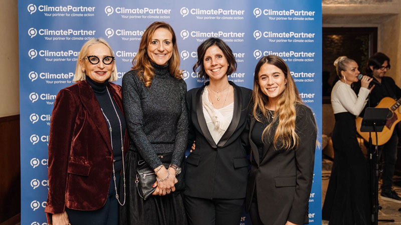Foto di gruppo con Michela Conterno e Elena Petrillo di LATI durante l'evento di celebrazione Climate Partner Award