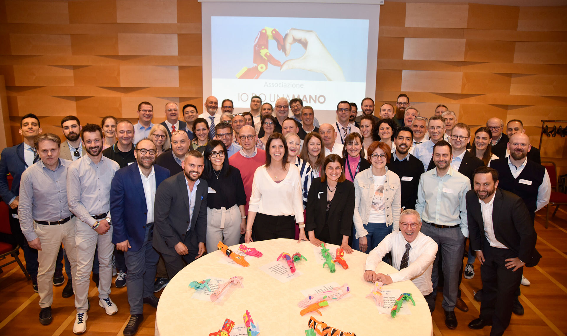 Persone LATI durante il team building Io do una mano