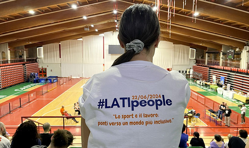 Persona LATI ad un evento sportivo
