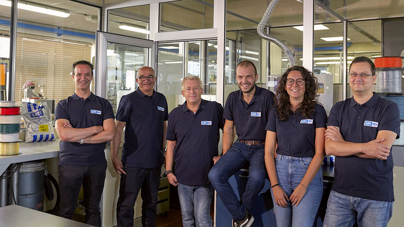 Team di ricerca e sviluppo LATI in posa nel laboratorio